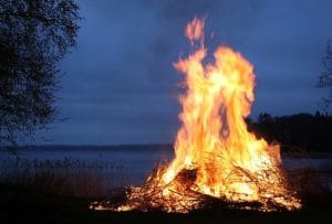שריפת פסולת היא ככל הנראה הסיבה לריחות הרעים בצפון קרית מוצקין | צילום אילוסטרציה: פיקסאביי