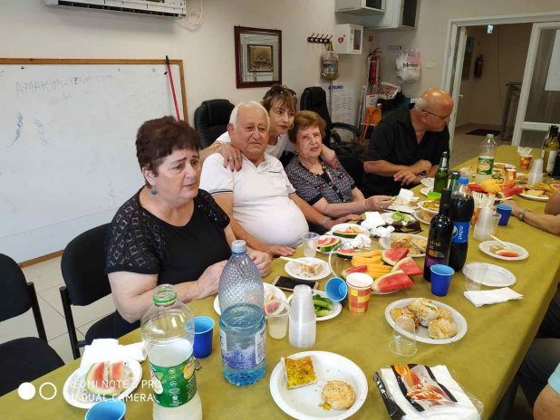 מוסא כהן (במרכז) מוקף בבני משפחתו באחד האירועים (צילום אלבום משפחתי)