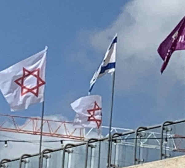 דגלי מד"א מתנוססים (צילום עצמי)