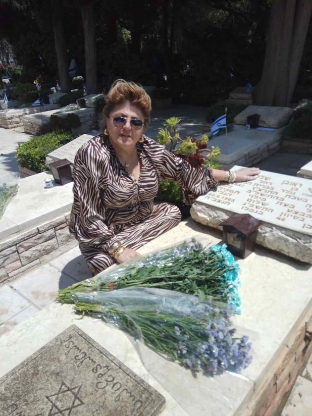 ננה פסמדוב על קבר אביה (צילום עצמי)