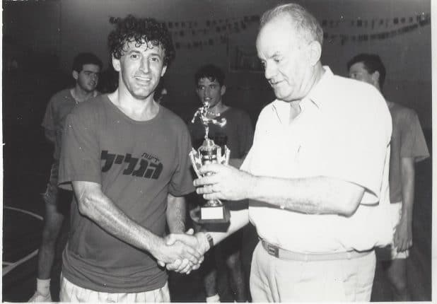 אדלר מקבל גביע מראש העיר לשעבר מנחם אריאב ז"ל (צילום ישראל פרץ)