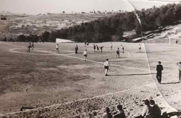 משחק כדורגל במגרש מע"צ ב- 1958 (צילום ארכיון)