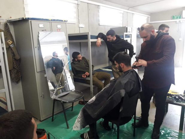 מעצב השיער רמי בליך בזמן תספורות לחיילים בבסיס צבאי | צילום פרטי
