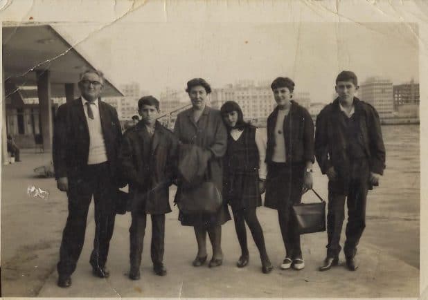 שלמה אדלר משמאל עם עלייתו ארצה עם משפחתו (צילום ארכיון)