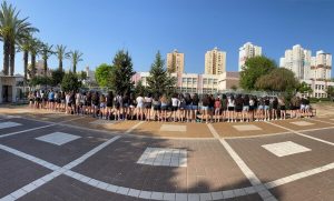 מחאת המכנסיים הקצרים בחטיבת הביניים נתניהו בקרית מוצקין | צילום: עצמי