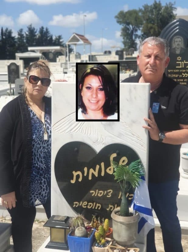 "היינו צריכים לחגוג לה עכשיו יום הולדת 41". עליזה ואבי אלקובי ליד קבר הבת שלומית | צילום: באדיבות המשפחה