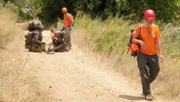 חילוץ מטיילת בנחל כזיב צילום: דוברות משטרת ישראל