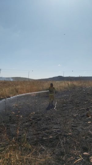 לוחם אש בשריפת הקוצים סמוך לבא"ח גולני | צילום: דוברות כב"ה מחוז חוף