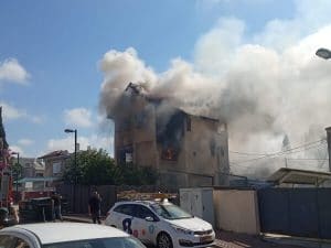 שריפה במבנה מגורים ברחוב אלבז בקרית אתא | צילום: איחוד הצלה
