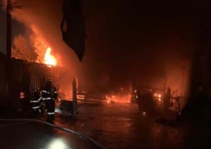 שריפה במפעל לארגזי משאיות | צילום: דוברות כיבוי והצלה