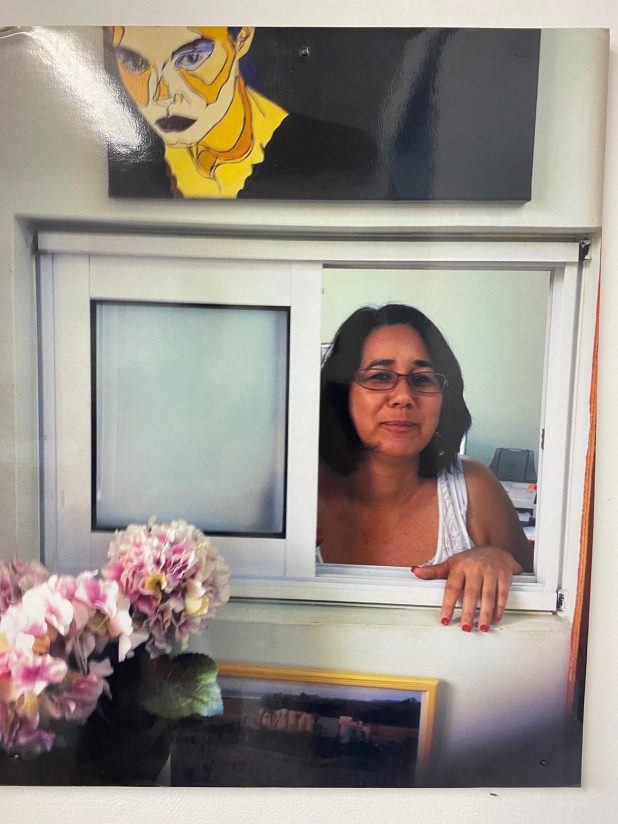 בתמונה אודיל פטר, יד ימינה של עדנה בתערוכה "על כל פנים" | צילום: עדנה טף