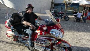 שלמה וייס באחד ממפגשי הרכבים והאופנועים במרכז העירה | צילום: אלכס הובר