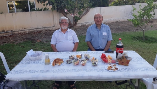 חיים אסולין עם חבר הכנסת לשעבר זוהיר בהלול במפגש קבוצתי של עמותת קשת
