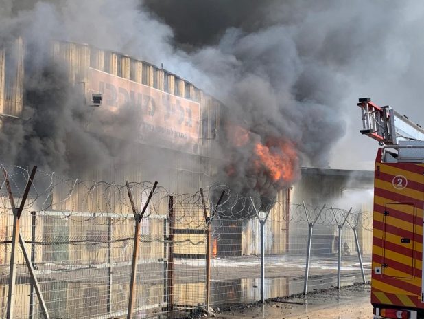 התחדשות השריפה באזור התעשייה הדרומי של עכו | צילום: כיבוי אש