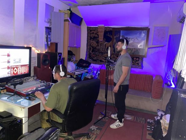 גבריאל מקליט שיר באולפן הקלטות (צילום עצמי)