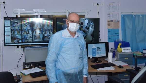 מנהל המרכז הרפואי, פרופ' ברהום, במחלקת כתר מונשמים | צילום: אלי כהן