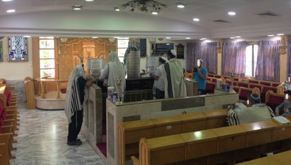 בית הכנסת ברחוב חרמון (המתפללים אינם קשורים לנושא הכתבה) | צילום: דוברות העירייה