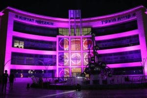 בניין עיריית קרית מוצקין נצבע בוורוד | צילום: שירי לוי