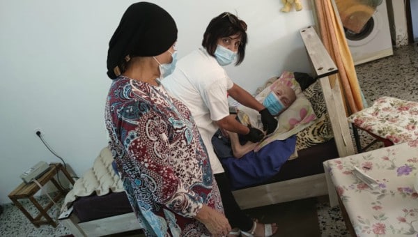 חיסון נגד שפעת למטופל בן 116 | צילום: דוברות כללית