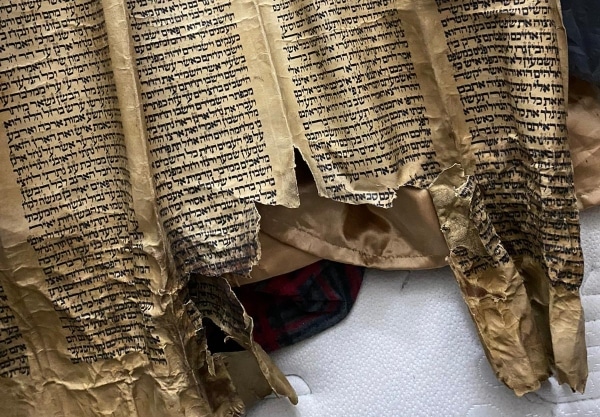 דפי תורה בני 450 שנה נמצאו בבית בירכא | צילום: דוברות המשטרה