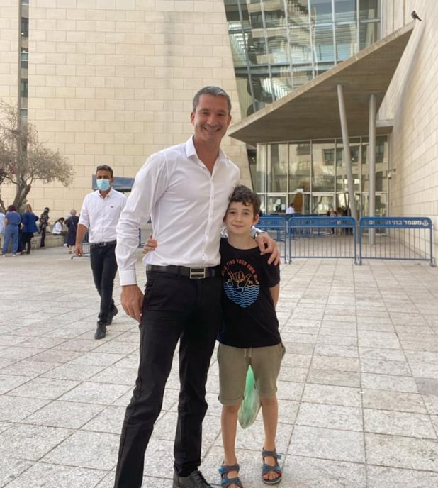 עו"ד יריב רז והבן בהיכל בית המשפט בחיפה | צילום: עצמי