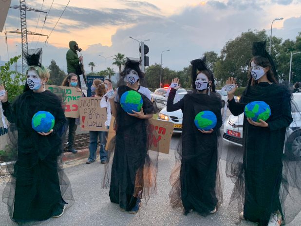 פעילי סביבה מפגינים בשערי בזן | צילום: מגמה ירוקה