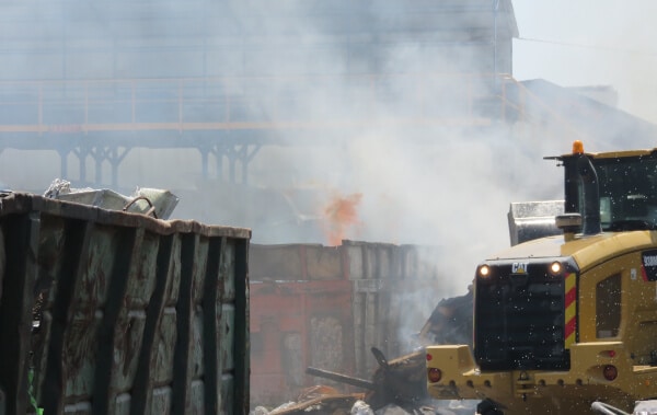 שריפת פסולת פיראטית בקרית אתא | צילום: המשרד להגנת הסביבה