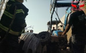 חילוץ הנפגע מתחת למלגזה \ צילום: דוברות כבאות והצלה