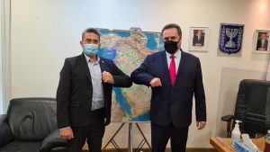ראש העיר כרמיאל משה קונינסקי עם שר האוצר ישראל כץ | צילום: דוברות עיריית כרמיאל