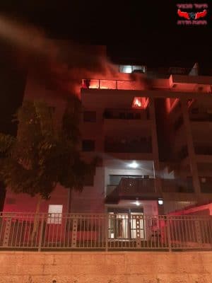 דליקה בקומה הרביעית בבניין בחריש \ צילום: דוברות כבאות והצלה