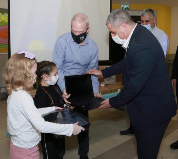 שר החינוך יואב גלנט וראש העיר רונן מרלי בזמן הענקת המחשבים | צילום: אלאונורה שילוב, לע״מ