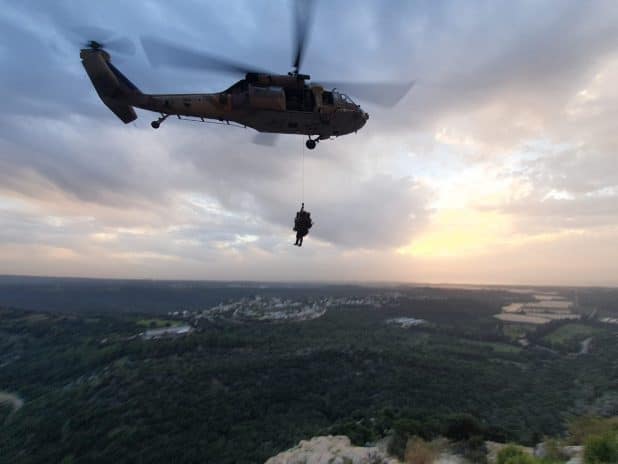 מסוק של חיל האוויר בדרכו לחילוץ במערת קשת | צילום: יחידת החילוץ גליל-כרמל