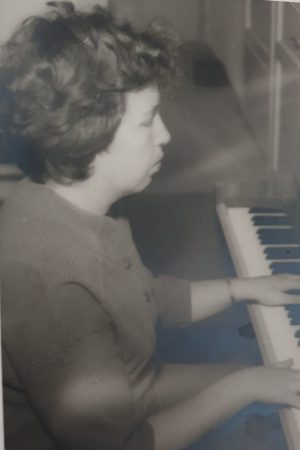 דרורה והפסנתר \ צילום: פרטי
