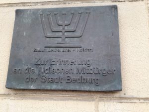 שלט הזיכרון שעל קיר העירייה בבדבורג \ צילום: פרטי