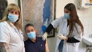 ראש העיר משה קונינסקי בקבלת המנה השניה של החיסון | צילום: דוברות העירייה
