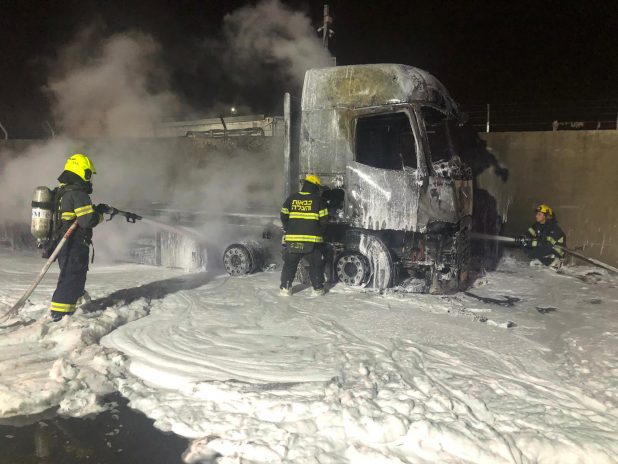 המשאית שנשרפה בקרית חיים | צילום: דוברות כב"ה