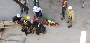 חילוץ הפועל שנפל לפיר \ צילום: דוברות כבאות הצלה