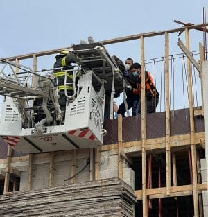 חילוץ הלכודים באתר הבניה | צילום: דוברות כבאות הצלה