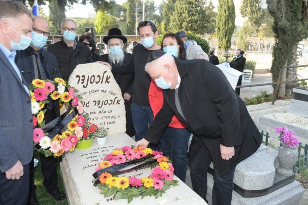 על קברו של גופמן ז"ל באזכרה לציון 30 יום למותו (צילום דוברות העירייה)
