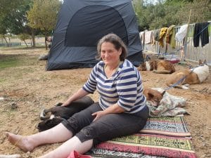 ענבר קלדרון ליד אוהל המגורים שלה \ צילום: איילת קדם