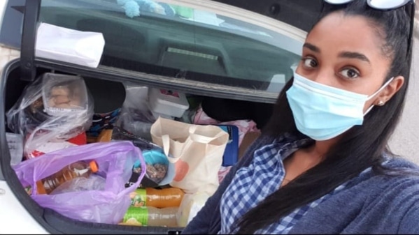 אמונה גמליאל במהלך חלוקת אוכל למחלקת קורונה בבית חולים העמק | צילום: סלפי