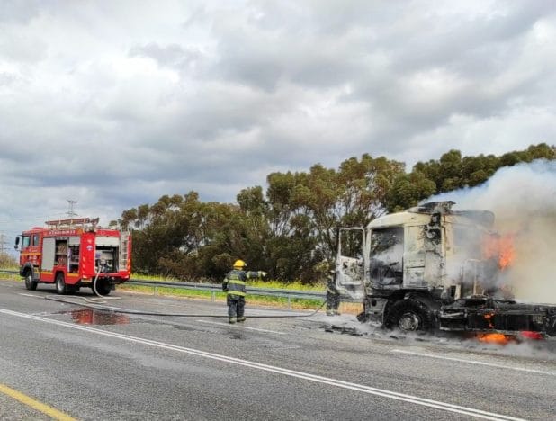 משאית עולה באש | צילום: כיבוי אש
