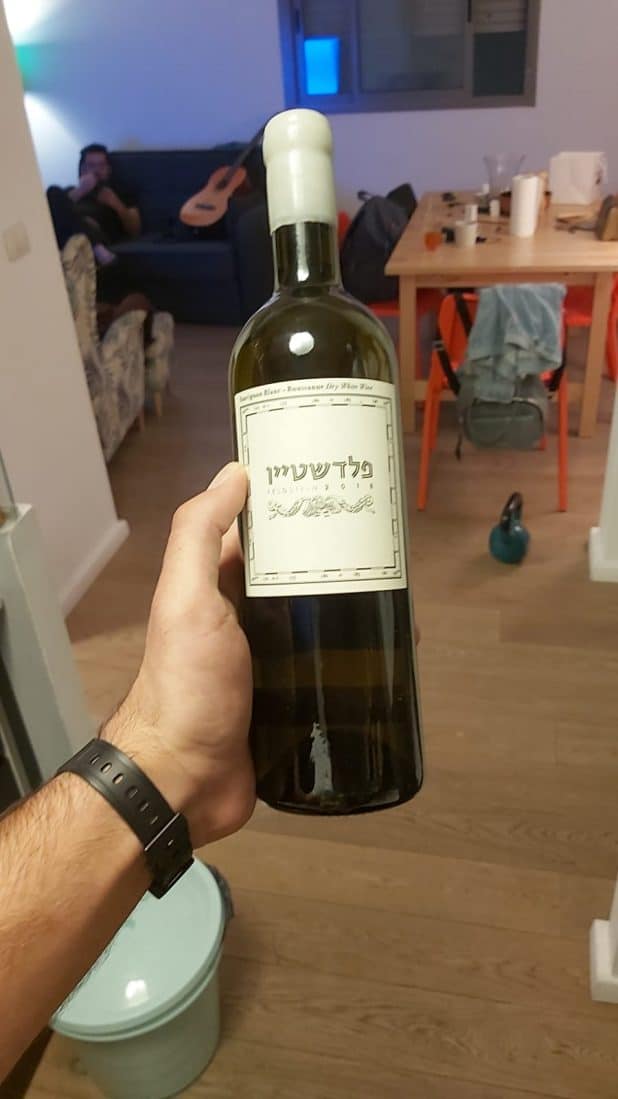 בקבוק של יקב פלדשטיין שנקנה בהרמיטאז'. צילום: ניצן שלם