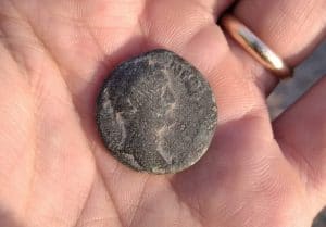 המטבע (צילום: ניר דיסטלפלד, באדיבות רשות העתיקות)