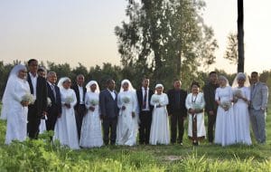 צילום קבוצתי של הזוגות בחתונה(צילום: לורה בן דוד, באדיבות ארגון שבי ישראל)