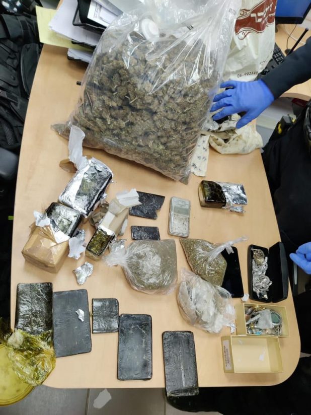 חומרים החשודים כסמים | צילום: דוברות המשטרה