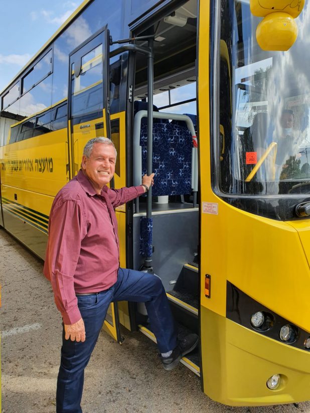 ראש המועצה אייל בצר והאוטובוס החדש (צילום- דוברות המועצה האזורית עמק יזרעאל)