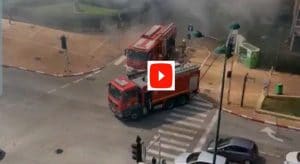משאית עולה באש | צילום: צבי דובי