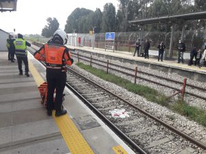 בגד מוכתם בדם על המסילה | צילום: דוברות איחוד הצלה