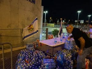 עובדי עירייה מכינים מים לחוזרים ממירון. צילום דוברות עיריית כרמיאל